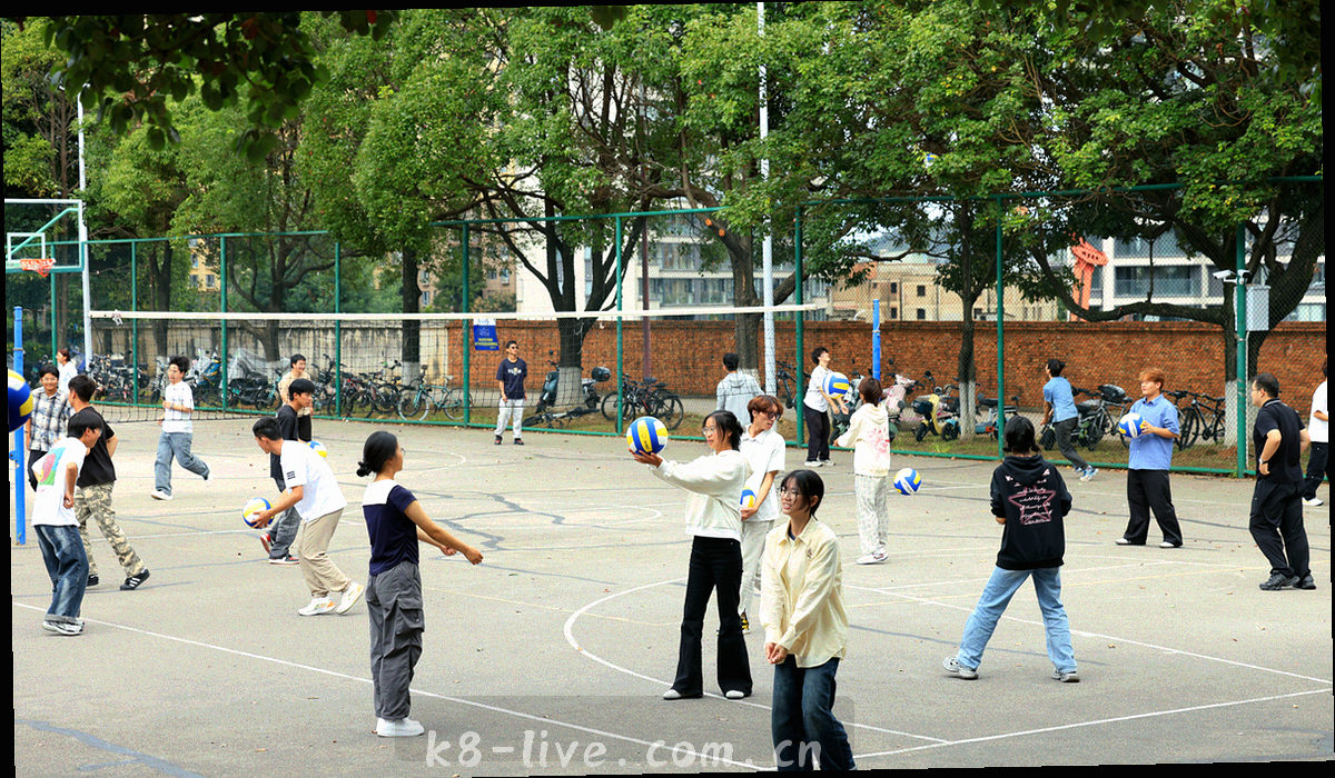 桌面端双场连看模式界面，两场比赛画面并列并可横向切换